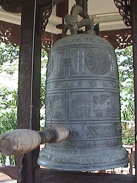 Chuông tháp tại chùa ve chai