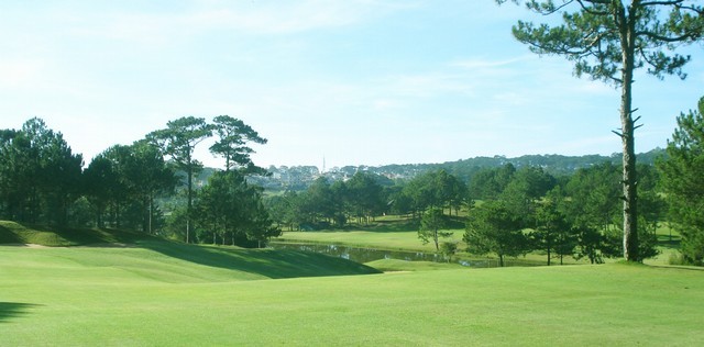 sân golf vào buổi  trưa