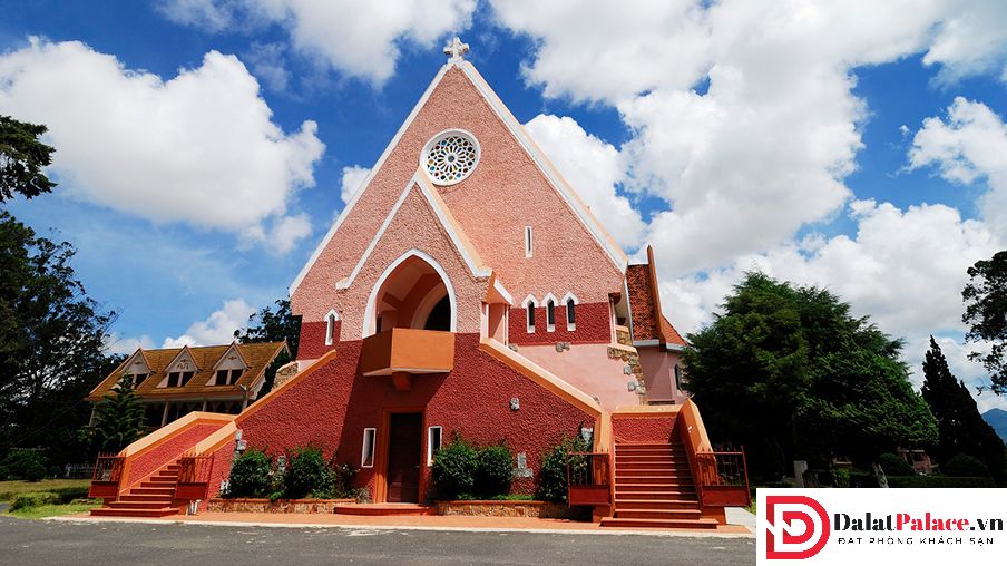 Nhà thờ còn được gọi các tên khác là nhà thờ màu hồng bởi màu sơn nổi bật của nó