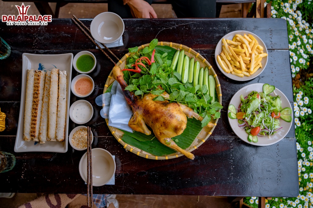 Món cơm lam gà nướng tại Cát Lam Thôn là một tuyệt phẩm ẩm thực