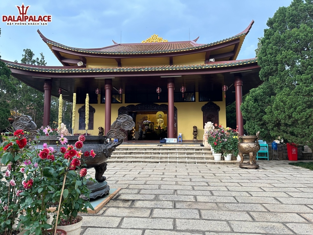 Thiền Viện Trúc Lâm được thiết kế với lối kiến trúc uy nghi, lộng lẫy, nổi bật