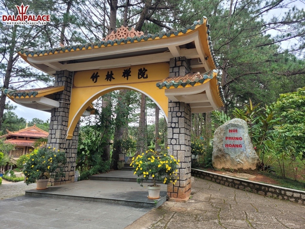 Thiền Viện Trúc Lâm nằm trên ngọn núi Phụng Hoàng