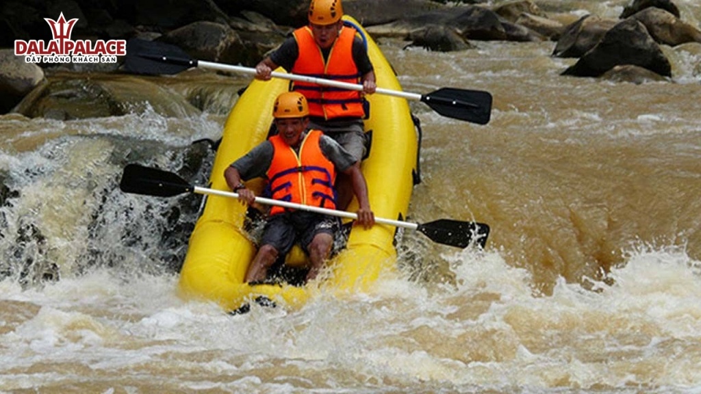 Trải nghiệm chèo thuyền Kayak vượt thác