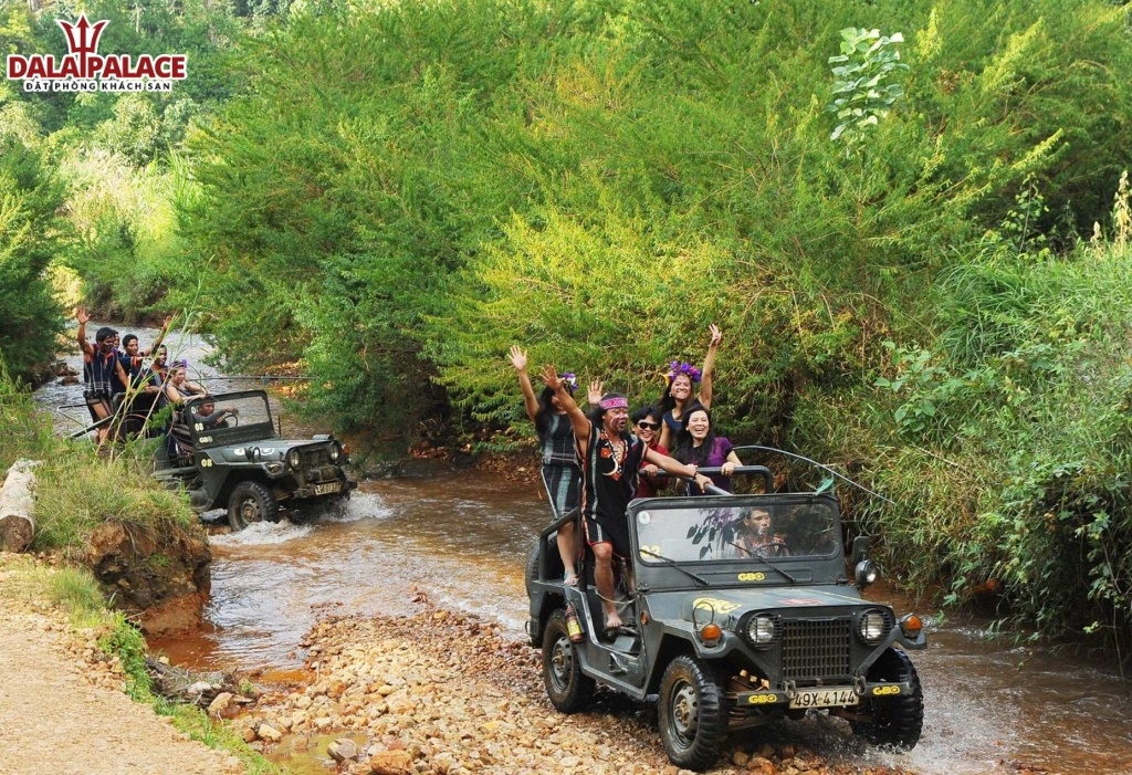 Trải nghiệm tour xe jeep băng rừng lội suối