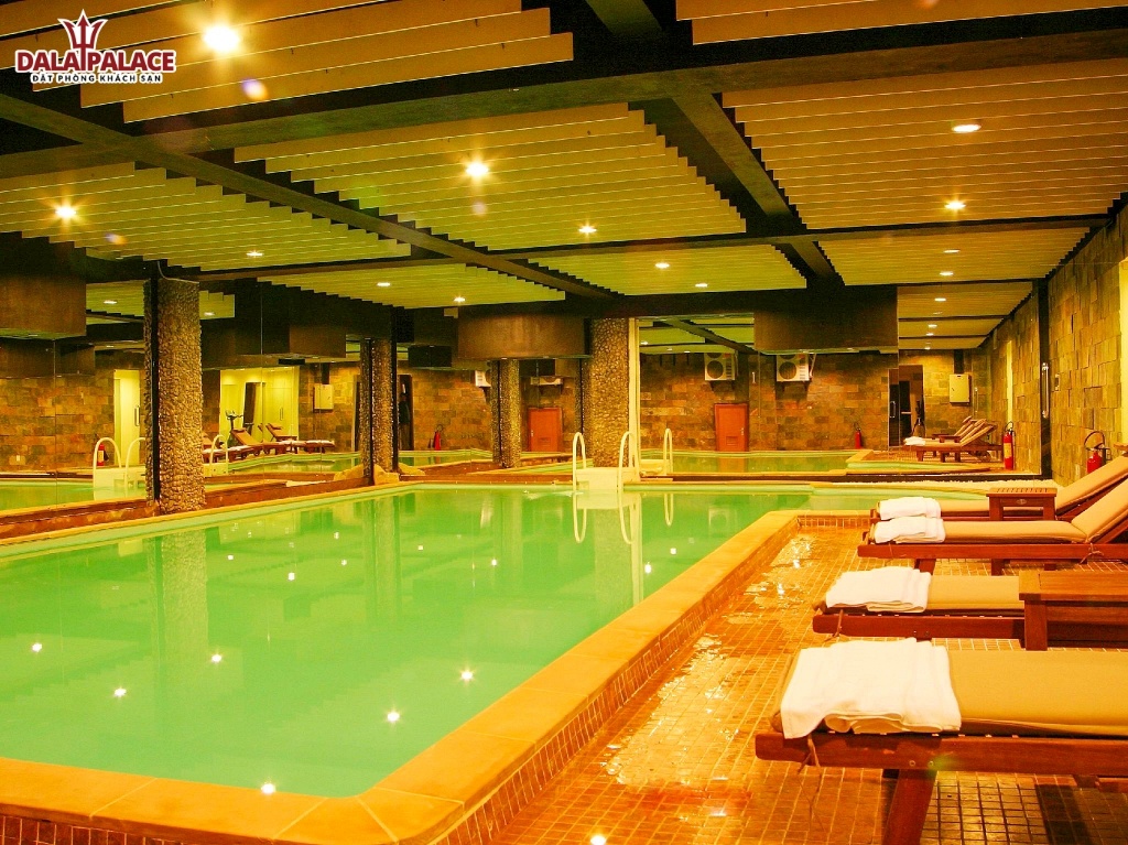 Khách sạn có bể bơi nước nóng hiện đại trong nhà