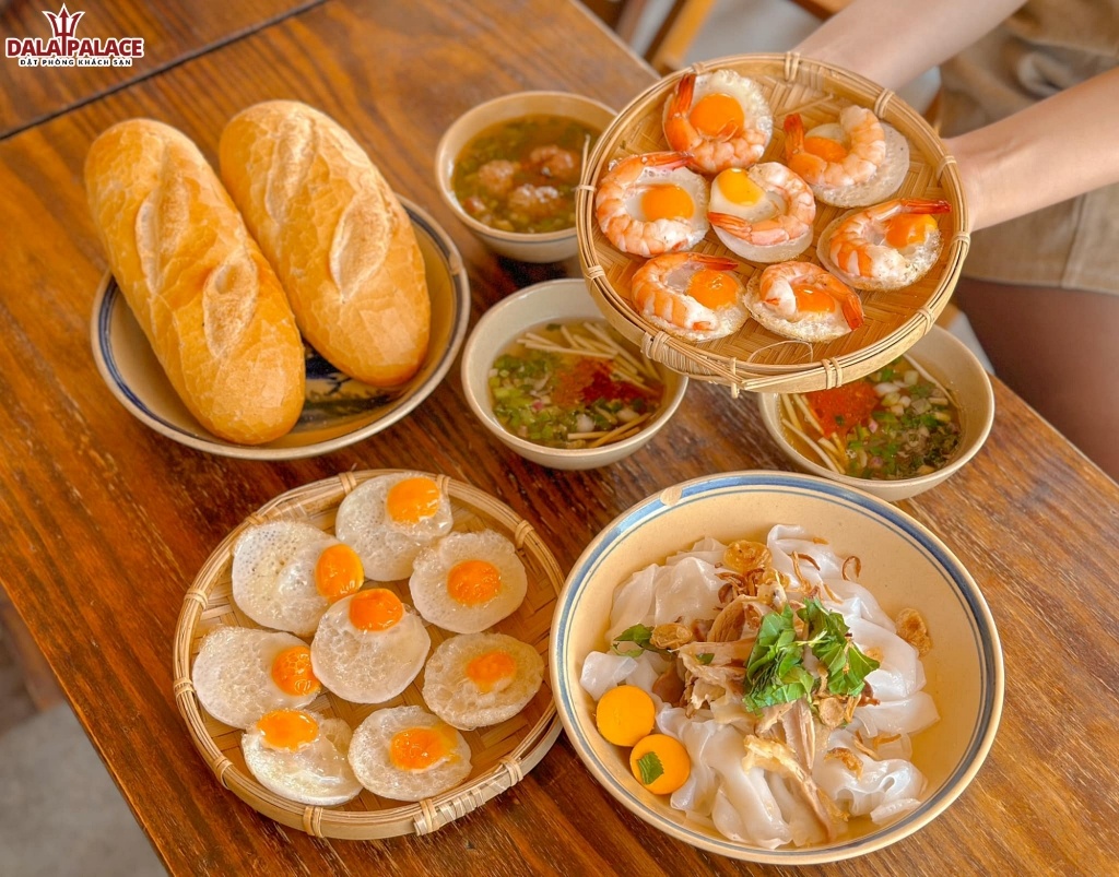 Bánh căn, bánh mì xíu mại, và bánh ướt lòng gà tại Hoa Xương Rồng Đà Lạt